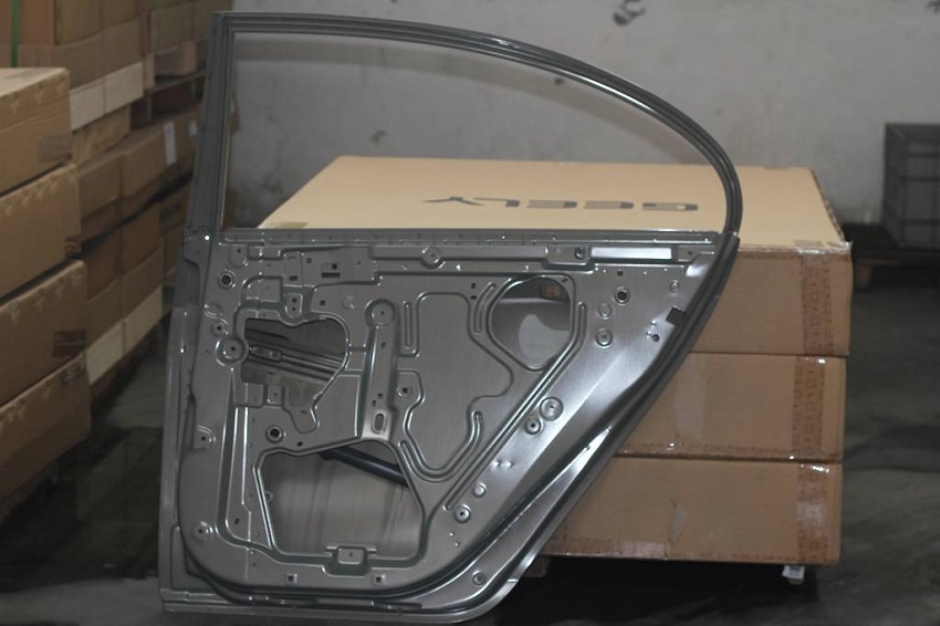 ДВЕРЬ ЗАДНЯЯ ПРАВАЯ GL EMGRAND (sedan)