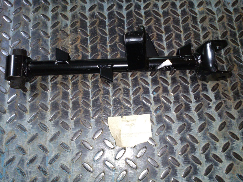 картинка РЫЧАГ ЗАДНЕЙ ПОДВЕСКИ ПРАВЫЙ В СБОРЕ M1, M2 BRILLIANCE  3083009